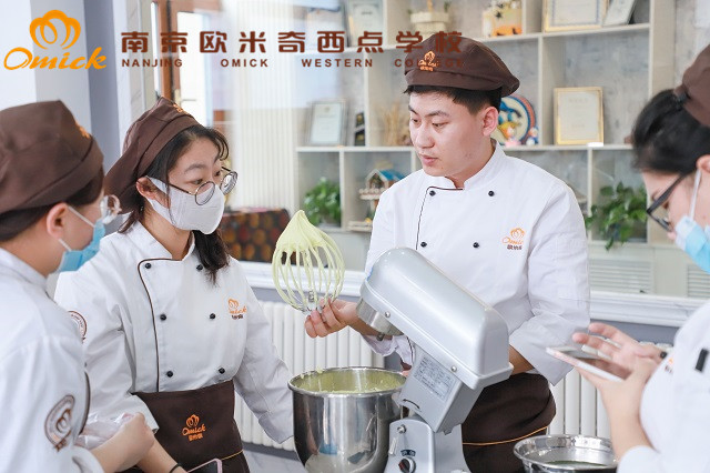 南京學做蛋糕烘焙去哪里學？南京蛋糕師培訓學校在哪里？