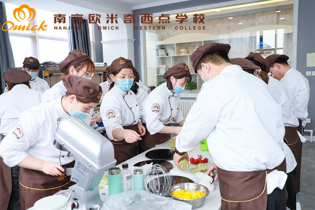 南京學做蛋糕烘焙去哪里學？南京蛋糕師培訓學校在哪里？